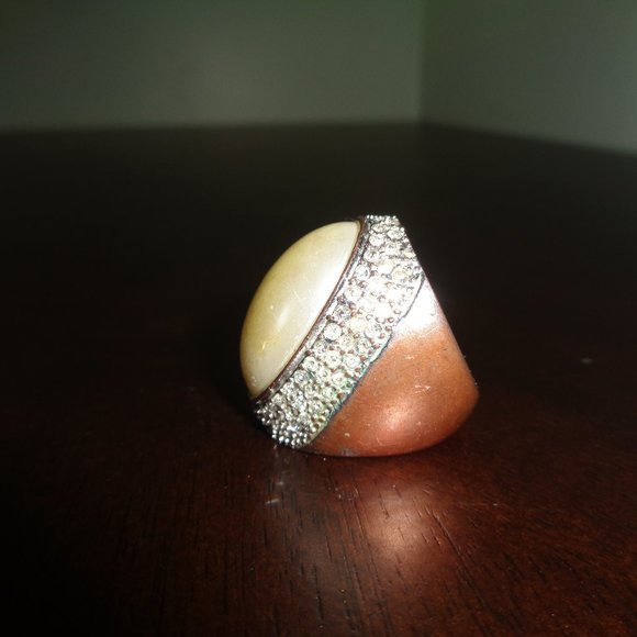 Faux oversized pearl ring-costume jewelry - Picture 5 of 11